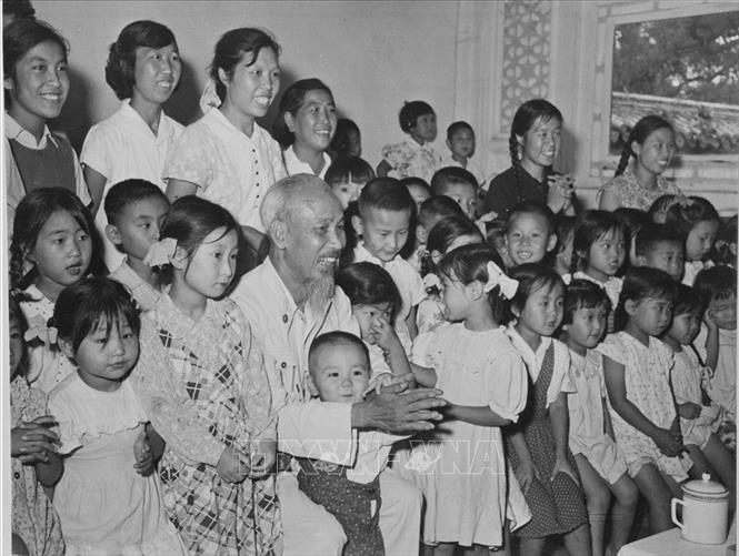 Trong ảnh: Chủ tịch Hồ Chí Minh thăm nhà trẻ ở thủ đô Bắc Kinh trong chuyến thăm Trung Quốc (20/8/1959). Ảnh: TTXVN


