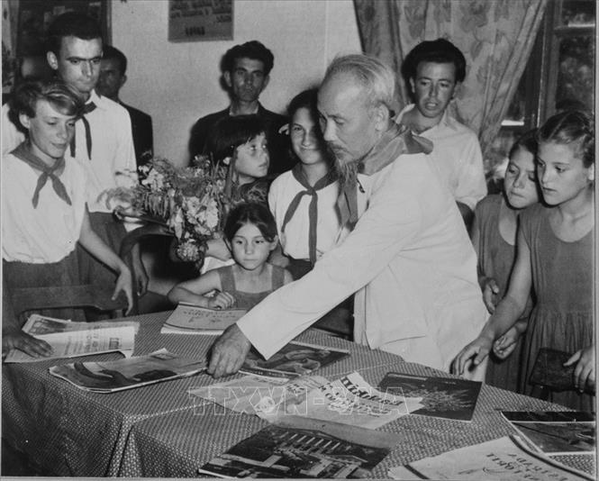 Trong ảnh: Trong chuyến thăm hữu nghị Cộng hòa nhân dân Albania, Chủ tịch Hồ Chí Minh đến thăm câu lạc bộ thiếu nhi ở thủ đô Tirana, ngày 11/8/1957. Ảnh: TTXVN