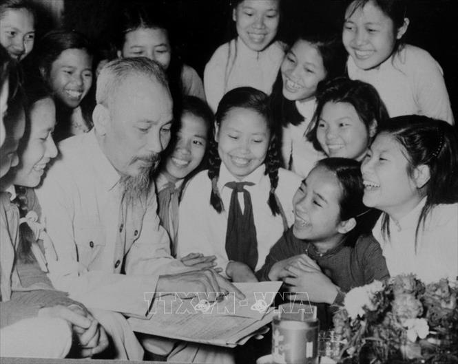 Trong ảnh: Học sinh trường Trung học Trưng Vương (Hà Nội) đến chúc mừng sinh nhật Chủ tịch Hồ Chí Minh (19/5/1956). Ảnh: TTXVN