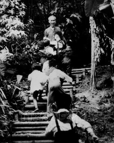 Trong ảnh: Thiếu nhi Việt Bắc đến chúc mừng sinh nhật Bác Hồ (19/5/1950). Ảnh: Tư liệu TTXVN