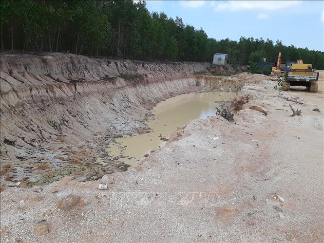 Trong ảnh: Những hố sâu, lồi lõm nằm ngoài khu vực được phép nạo vét, cải tạo do Công ty TNHH Dịch vụ sản xuất Cát Hà đào bới để khai thác đất, cát. Ảnh: Hoàng Nhị -TTXVN