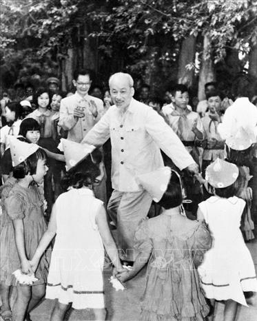 Trong ảnh: Chủ tịch Hồ Chí Minh vui múa hát cùng các cháu thiếu nhi tại Phủ Chủ tịch nhân ngày Quốc tế thiếu nhi 1/6/1960. Ảnh: TTXVN