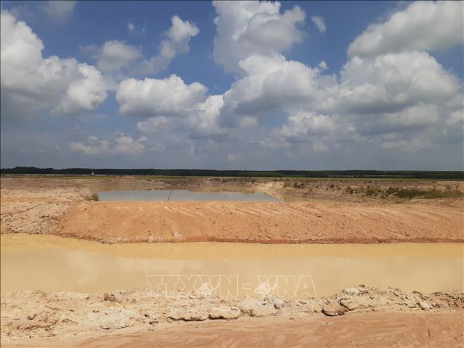 Trong ảnh: Những hố sâu, lồi lõm nằm ngoài khu vực được phép nạo vét, cải tạo do Công ty TNHH Dịch vụ sản xuất Cát Hà đào bới để khai thác đất, cát. Ảnh: Hoàng Nhị -TTXVN