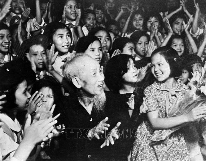 Trong ảnh: Nhân kỷ niệm Ngày Quốc tế Thiếu nhi 1/6, tối 31/5/1969, tại Phủ Chủ tịch, Chủ tịch Hồ Chí Minh cùng thiếu nhi Thủ đô xem biểu diễn văn nghệ chào mừng Bác. Ảnh: TTXVN