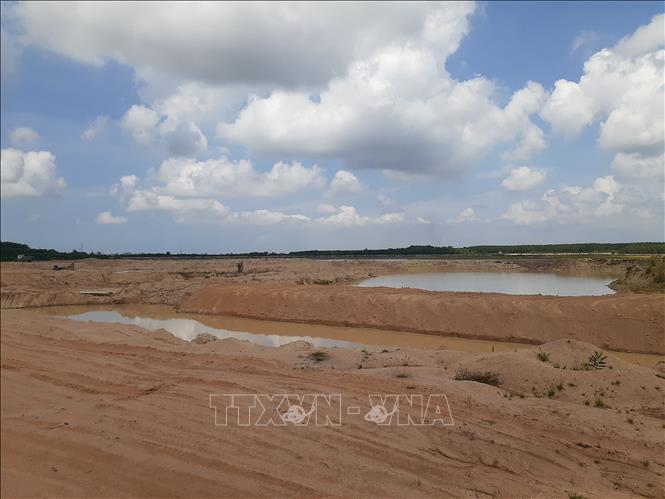 Trong ảnh: Những hố sâu, lồi lõm nằm ngoài khu vực được phép nạo vét, cải tạo do Công ty TNHH Dịch vụ sản xuất Cát Hà đào bới để khai thác đất, cát. Ảnh: Hoàng Nhị -TTXVN