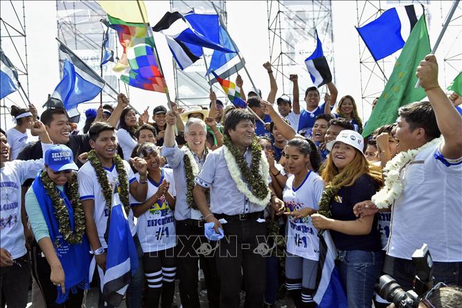 Trong ảnh: Tổng thống Bolivia Evo Morales (giữa, hàng đầu) trong chiến dịch vận động tranh cử ở Chimore, bang Cochabamba ngày 18/5/2019. Ảnh: AFP/TTXVN