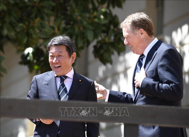 Trong ảnh (tư liệu): Đại diện Thương mại Mỹ Robert Lighthizer (phải) và Bộ trưởng Tái thiết kinh tế Nhật Bản Toshimitsu Motegi trong cuộc gặp tại Washington D.C., Mỹ, ngày 16/4/2019. Ảnh: THX/ TTXVN 