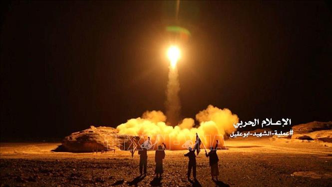 Trong ảnh (tư liệu): Một vụ phóng tên lửa của lực lượng phiến quân Houthi ở Yemen nhằm vào lãnh thổ Saudi Arabia ngày 25/3/2018. Ảnh: Reuters/TTXVN