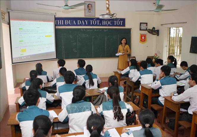 Trong ảnh: Dưới sự hướng dẫn của các thầy, cô bộ môn, các em học sinh khối 12 trường THPT Ninh Khánh A (Ninh Bình) đang tích cực ôn tập, chuẩn bị cho kỳ thi THPT Quốc gia năm 2019. Ảnh: Thanh Tùng-TTXVN