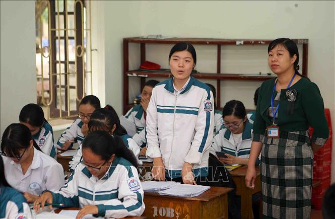 Trong ảnh: Dưới sự hướng dẫn của các thầy, cô bộ môn, các em học sinh khối 12 trường THPT Ninh Khánh A (Ninh Bình) đang tích cực ôn tập, chuẩn bị cho kỳ thi THPT Quốc gia năm 2019. Ảnh: Thanh Tùng-TTXVN