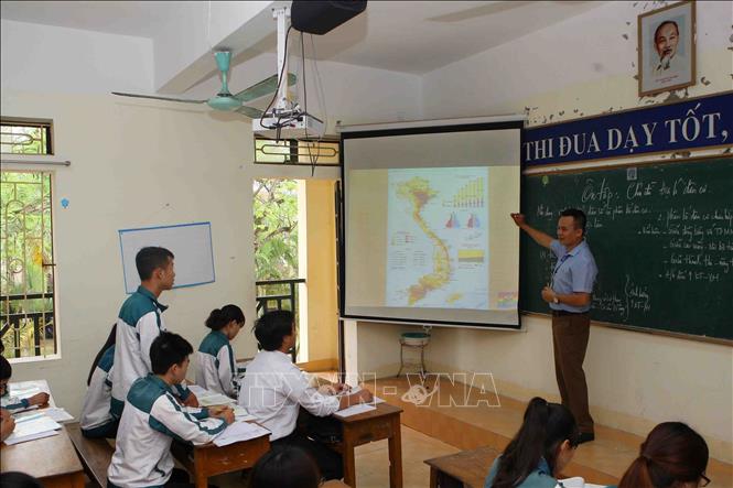 Trong ảnh: Các thầy, cô bộ môn THPT Ninh Khánh A (Ninh Bình) tận tâm hướng dẫn các em học sinh khối 12 ôn tập cho kỳ thi THPT Quốc gia năm 2019. Ảnh: Thanh Tùng-TTXVN