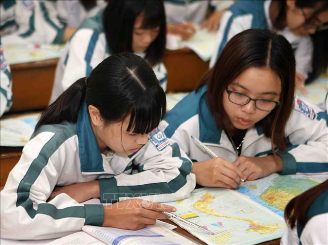 Trong ảnh: Các em học sinh lớp 12 trường THPT Ninh Khánh A (Ninh Bình) đang tích cực ôn tập, chuẩn bị cho kỳ thi THPT Quốc gia năm 2019. Ảnh: Thanh Tùng-TTXVN
