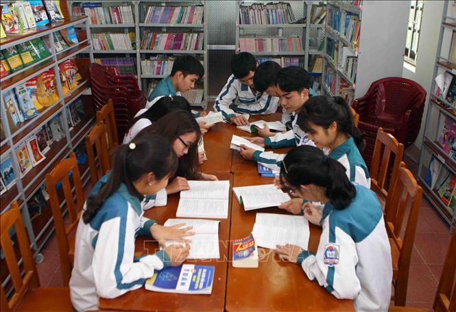 Trong ảnh: Thư viện trong trường học là nơi các em học sinh khối lớp 12 lựa chọn để cùng ôn tập, trao đổi kiến thức, sẵn sàng cho kỳ thi THPT Quốc gia năm 2019. Ảnh: Thanh Tùng-TTXVN