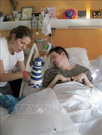 Trong ảnh: (tư liệu) Bệnh nhân Vincent Lambert (phải) điều trị  tại bệnh viện ở Reims, Pháp ngày 28/9/2014. Ảnh: AFP/TTXVN