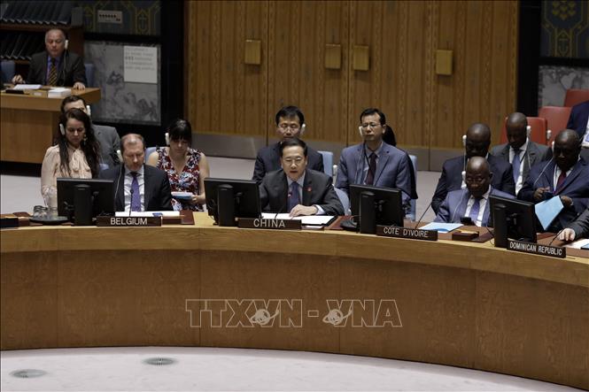 Trong ảnh: Đại diện thường trực của Trung Quốc tại Hội đồng Bảo an LHQ, ông Mã Triều Húc (giữa, phía trước) bày tỏ hy vọng tất cả 15 nước ủy viên Hội đồng Bảo an sẽ tôn trọng lẫn nhau, duy trì sự đoàn kết và thực hiện một cách hiệu quả nghĩa vụ của Hội đồng trong việc duy trì an ninh và hòa bình quốc tế. Ảnh: THX/TTXVN
