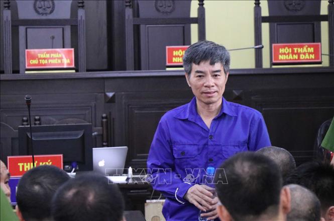 Trong ảnh: Bị cáo Trương Tuấn Dũng, nguyên Phó Chủ tịch UBND huyện Mường La, nguyên Phó Giám đốc Sở Tài chính tại phiên tòa. Ảnh: Hữu Quyết - TTXVN