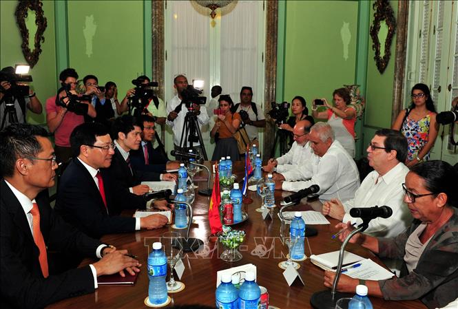 Phó Thủ tướng, Bộ trưởng Ngoại giao Phạm Bình Minh hội đàm cùng Bộ trưởng Ngoại giao Cuba Bruno Rodríguez Parilla. Ảnh: Lê Hà-Pv TTXVN tại Cuba