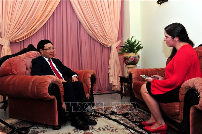 Trong ảnh: Phó Thủ tướng, Bộ trưởng Ngoại giao Phạm Bình Minh trả lời phỏng vấn truyền hình Cuba. Ảnh: Vũ Lê Hà - PV TTXVN tại Cuba