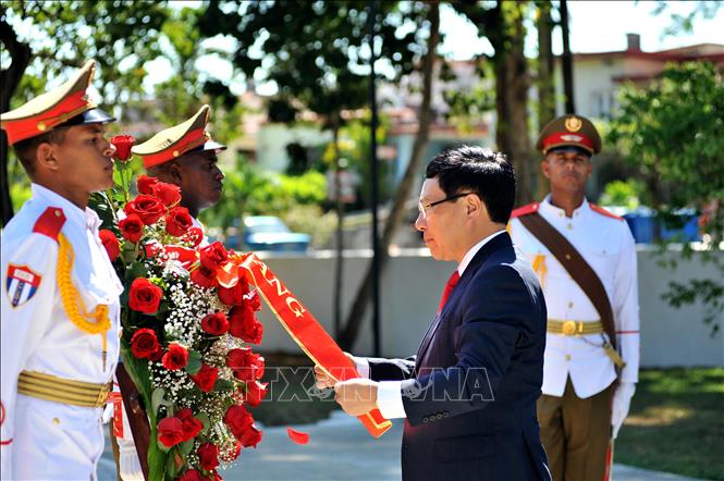 Trong ảnh: Phó Thủ tướng, Bộ trưởng Ngoại giao Phạm Bình Minh dâng hoa trước Tượng đài Chủ tịch Hồ Chí Minh tại thủ đô La Habana. Ảnh: Vũ Lê Hà - PV TTXVN tại Cuba