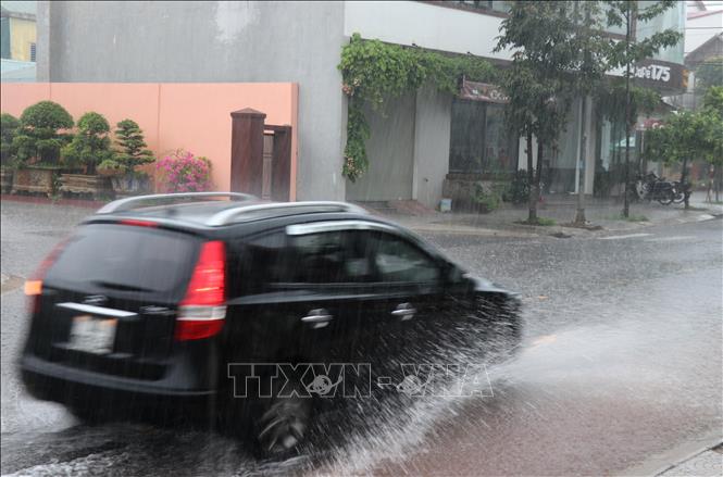 Trong ảnh: Mưa lớn trên một con đường ở thành phố Đông Hà. Ảnh: Nguyên Lý-TTXVN