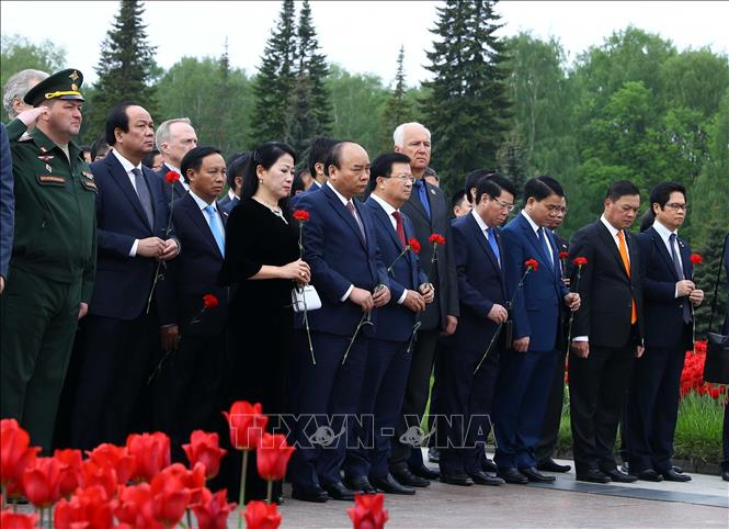 Photo: Prime Minister Nguyen Xuan Phuc and a delegation of Vietnamese high-ranking officials pay floral tribute at Piskariovskoye Memorial Cemetery. VNA Photo: Thống Nhất 