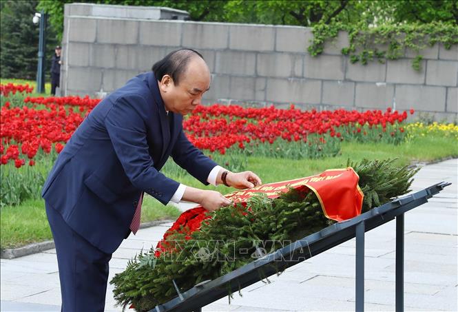 Photo: Prime Minister Nguyen Xuan Phuc lays a wreath at Piskariovskoye Memorial Cemetery. VNA Photo: Thống Nhất