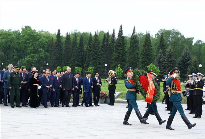 Photo: Prime Minister Nguyen Xuan Phuc and delegates pay floral tribute at Piskariovskoye Memorial Cemetery. VNA Photo: Thống Nhất