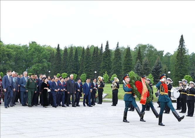 Photo: Prime Minister Nguyen Xuan Phuc and delegates pay floral tribute at Piskariovskoye Memorial Cemetery. VNA Photo: Thống Nhất