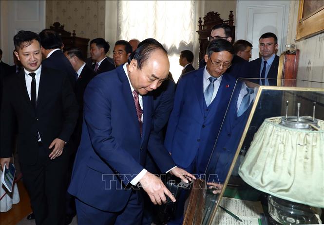 Trong ảnh: Thủ tướng Nguyễn Xuân Phúc tham quan các kỷ vật tại Khu lưu niệm của Lenin tại Điện Smolny. Ảnh: Thống Nhất – TTXVN