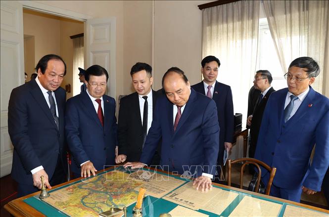 Trong ảnh: Thủ tướng Nguyễn Xuân Phúc tham quan các kỷ vật tại Khu lưu niệm của Lenin thuộc Điện Smolny. Ảnh: Thống Nhất – TTXVN
