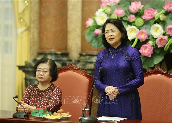 Trong ảnh: Phó Chủ tịch nước Đặng Thị Ngọc Thịnh tuyên dương các đại biểu tại buổi gặp. Ảnh: Dương Giang – TTXVN