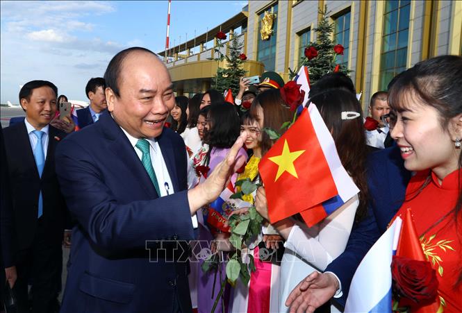 Trong ảnh: Cán bộ, nhân viên Đại sứ quán và đại diện cộng đồng người Việt Nam tại LB Nga đón Thủ tướng Nguyễn Xuân Phúc và Phu nhân tại sân bay Vnukovo 2, thủ đô Moskva. Ảnh: Thống Nhất – TTXVN
