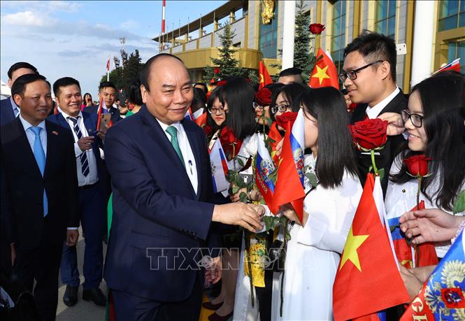 Trong ảnh: Cán bộ, nhân viên Đại sứ quán và đại diện cộng đồng người Việt Nam tại LB Nga đón Thủ tướng Nguyễn Xuân Phúc và Phu nhân tại sân bay Vnukovo 2, thủ đô Moskva. Ảnh: Thống Nhất – TTXVN

