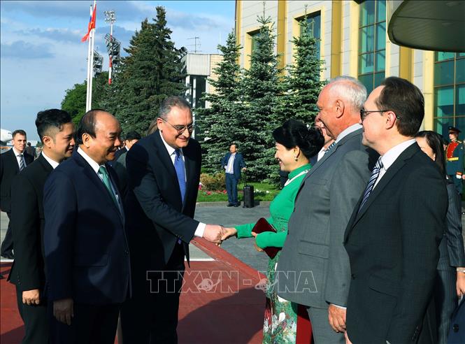 Trong ảnh: Các đại biểu đón Thủ tướng Nguyễn Xuân Phúc và Phu nhân tại sân bay Vnukovo 2, thủ đô Moskva. Ảnh: Thống Nhất – TTXVN
