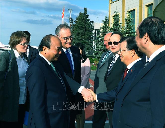 Trong ảnh: Các đại biểu đón Thủ tướng Nguyễn Xuân Phúc và Phu nhân tại sân bay Vnukovo 2, thủ đô Moskva. Ảnh: Thống Nhất – TTXVN
