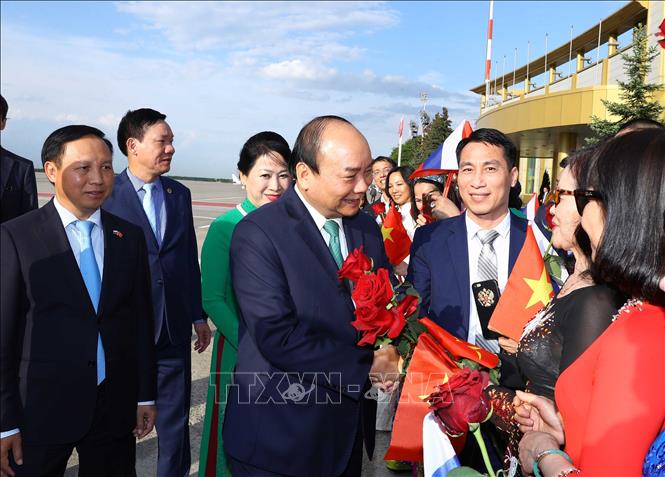 Trong ảnh: Cán bộ, nhân viên Đại sứ quán và đại diện cộng đồng người Việt Nam tại LB Nga đón Thủ tướng Nguyễn Xuân Phúc và Phu nhân tại sân bay Vnukovo 2, thủ đô Moskva. Ảnh: Thống Nhất – TTXVN