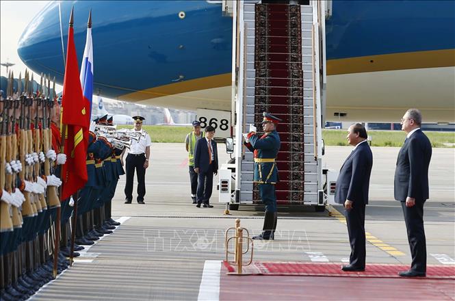 Trong ảnh: Thủ tướng Nguyễn Xuân Phúc và Thứ trưởng Bộ Ngoại giao Nga Igor Morgulov duyệt Đội danh dự tại lễ đón ở sân bay Vnukovo 2, thủ đô Moskva. Ảnh: Thống Nhất – TTXVN
