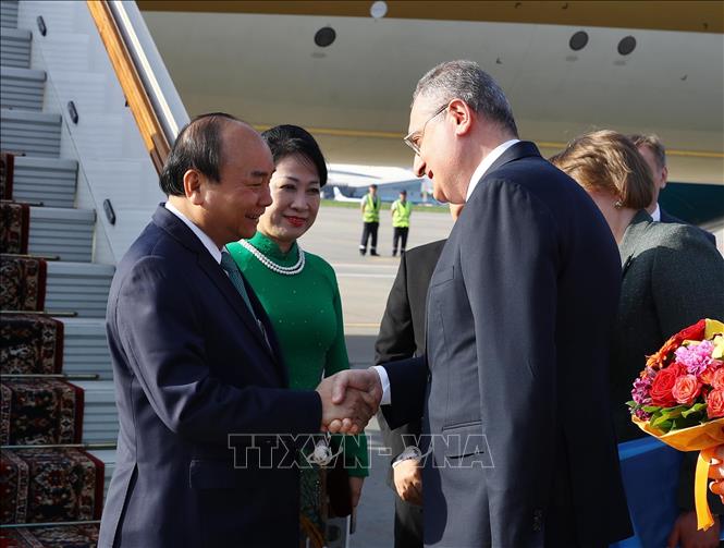 Photo: Prime Minister Nguyen Xuan Phuc is welcomed at the Pulkovo 2 Airport in Moscow. VNA Photo: Thống Nhất