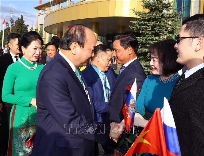 Photo: Prime Minister Nguyen Xuan Phuc is welcomed at the Pulkovo 2 Airport in Moscow. VNA Photo: Thống Nhất