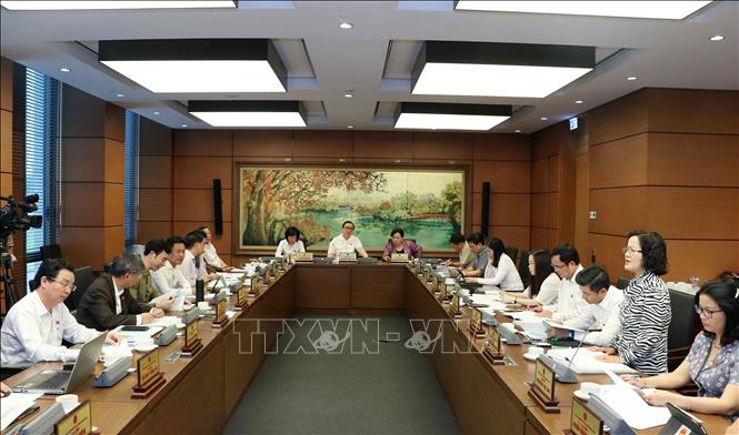 Trong ảnh: Đoàn đại biểu Quốc hội Thành phố Hà Nội thảo luận tại tổ. Ảnh: Văn Điệp – TTXVN