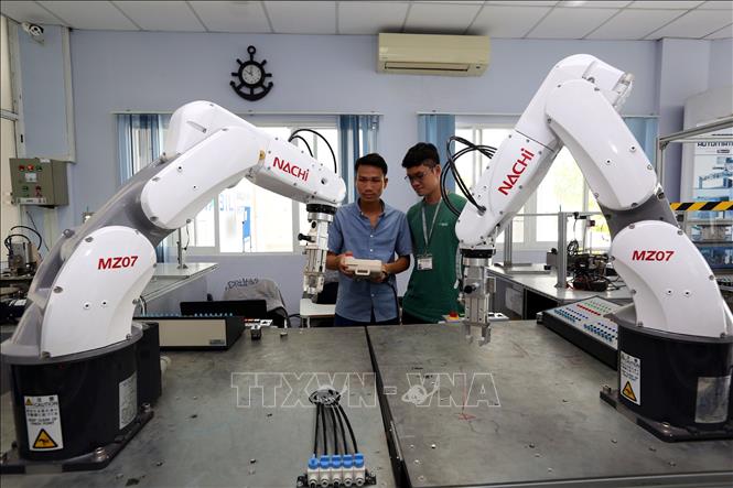 Trong ảnh: Các học viên thực hành lập trình và vận hành Robot tại SHTP-Traing. Ảnh: Danh Lam – TTXVN