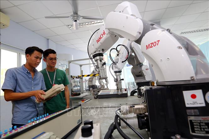 Trong ảnh: Các học viên thực hành lập trình và vận hành Robot tại SHTP-Traing. Ảnh: Danh Lam – TTXVN