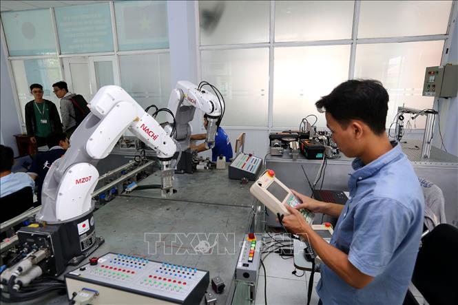 Trong ảnh: Các học viên thực hành lập trình và vận hành Robot tại SHTP-Traing. Ảnh: Danh Lam – TTXVN