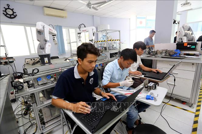 Trong ảnh: Các học viên thực hành lập trình và vận hành Robot tại SHTP-Traing. Ảnh: Danh Lam – TTXVN