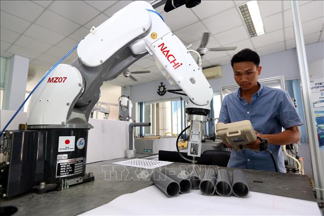 Trong ảnh: Các học viên thực hành lập trình và vận hành Robot tại SHTP-Traing. Ảnh: Danh Lam – TTXVN