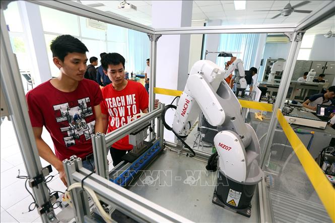 Trong ảnh: Các học viên thực hành lập trình và vận hành Robot tại SHTP-Traing. Ảnh: Danh Lam – TTXVN