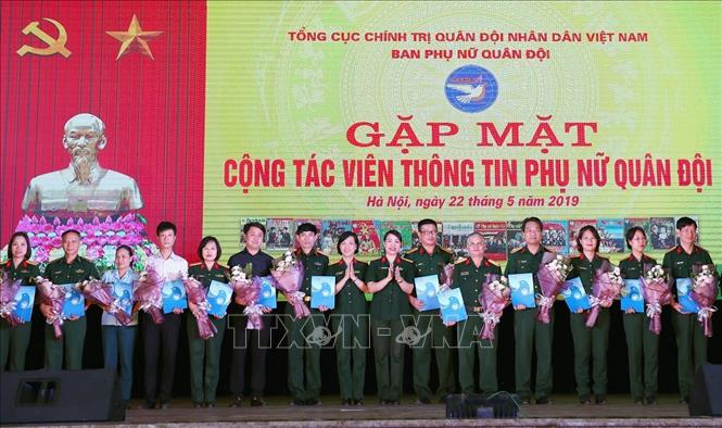 Trong ảnh: Đại diện Ban Phụ nữ Quân đội tặng hoa cho các cộng tác viên tạp chí Thông tin Phụ nữ Quân đội. Ảnh: Dương Giang - TTXVN