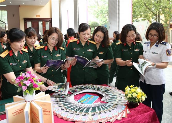 Trong ảnh: Các đại biểu tham quan trưng bày sách, báo, tạp chí tuyên truyền về phụ nữ quân đội. Ảnh: Dương Giang - TTXVN