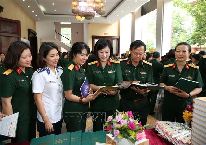 Trong ảnh: Các đại biểu tham quan trưng bày sách, báo, tạp chí tuyên truyền về phụ nữ quân đội. Ảnh: Dương Giang - TTXVN