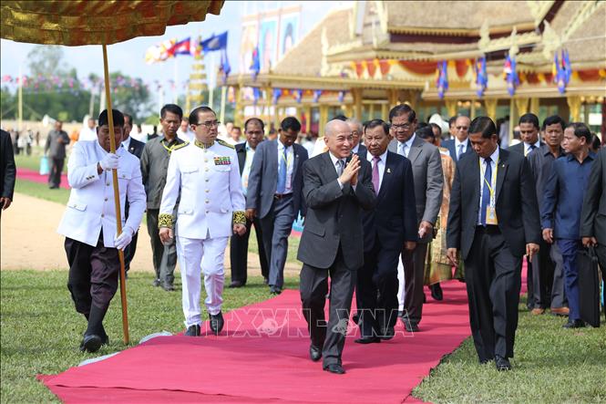Quốc vương Norodom Sihamoni chào mừng người dân đến tham dự buổi lễ. Ảnh: Nhóm P/v CQTT TTXVN tại Campuchia